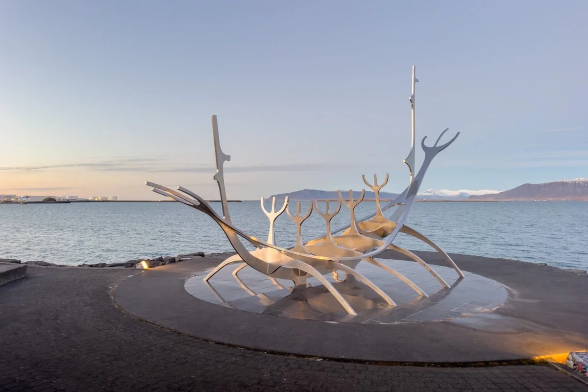 Grande sculpture représentant un bateau viking aux couleurs du coucher du soleil