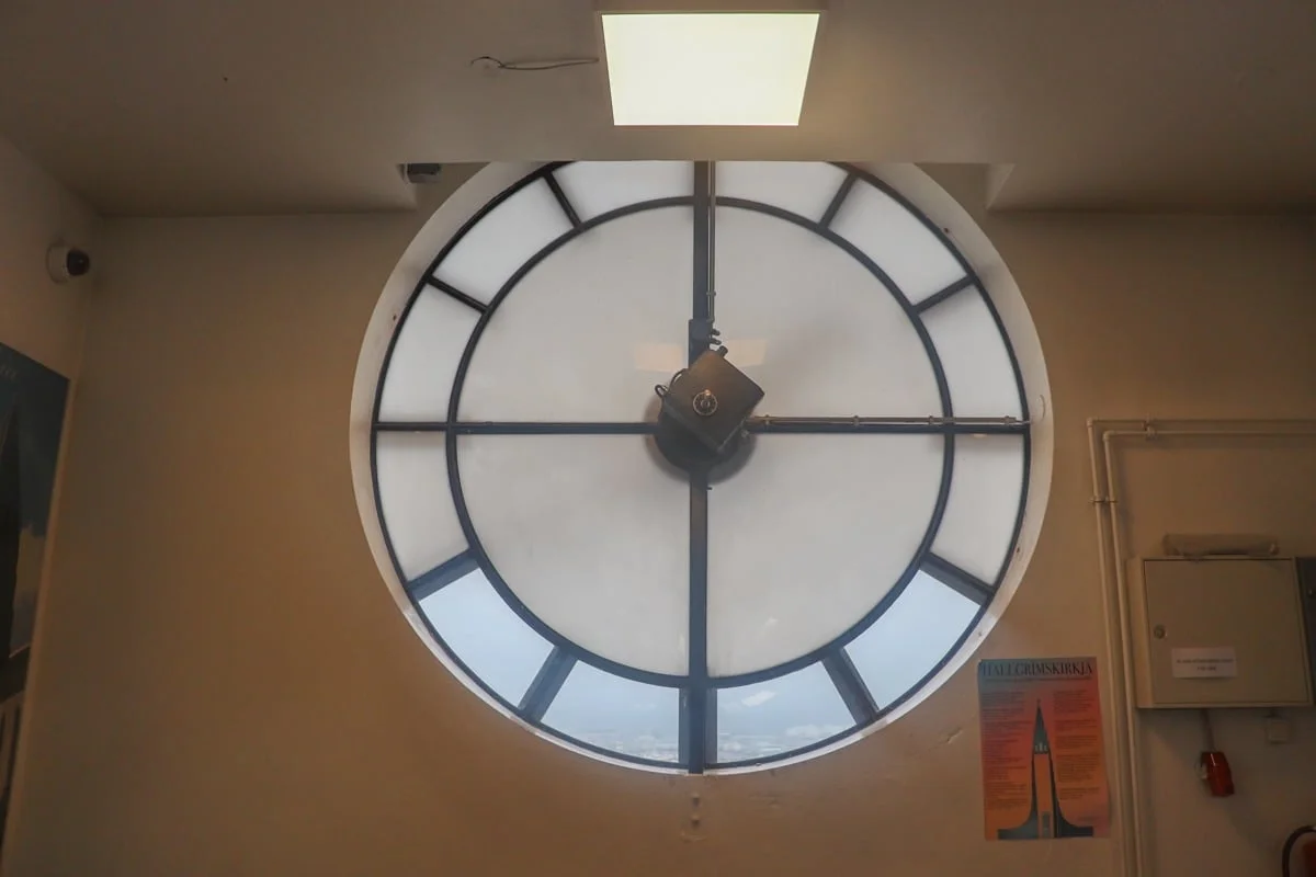 Vue intérieure d'un grand cadran d'horloge circulaire avec armature métallique
