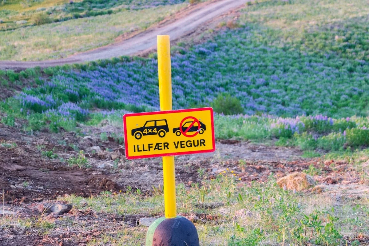 Panneau jaune Illfær Vegur indiquant une piste réservée aux 4x4
