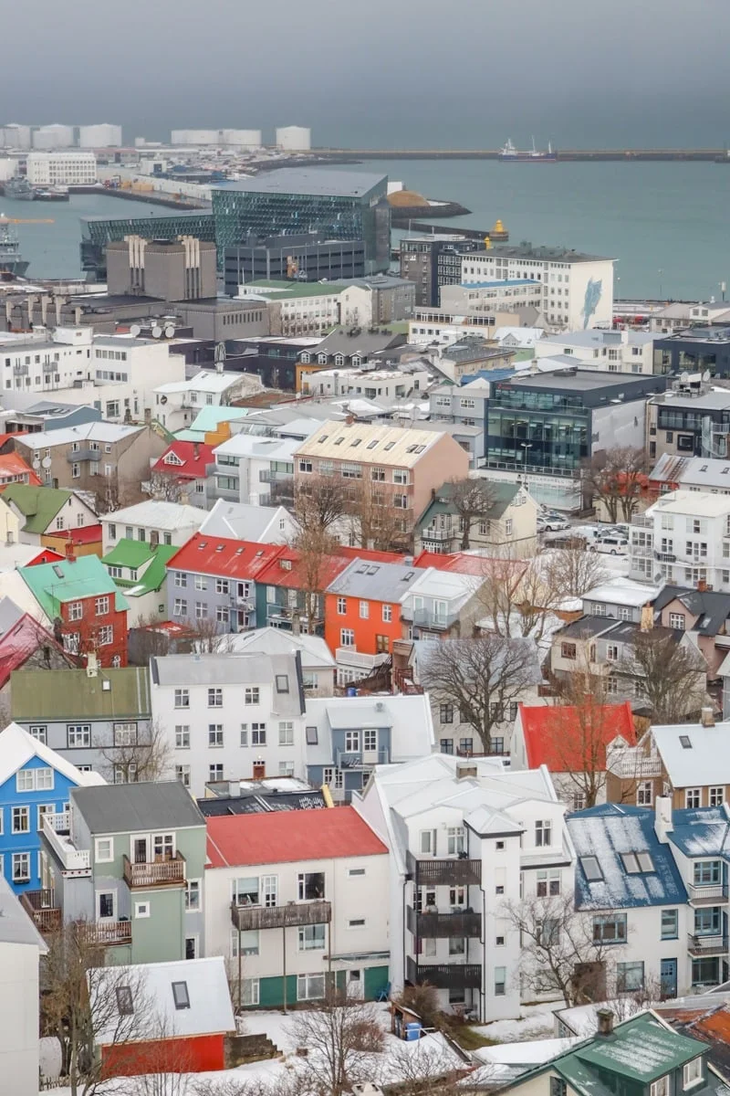 Vue aérienne de toits colorés et enneigés
