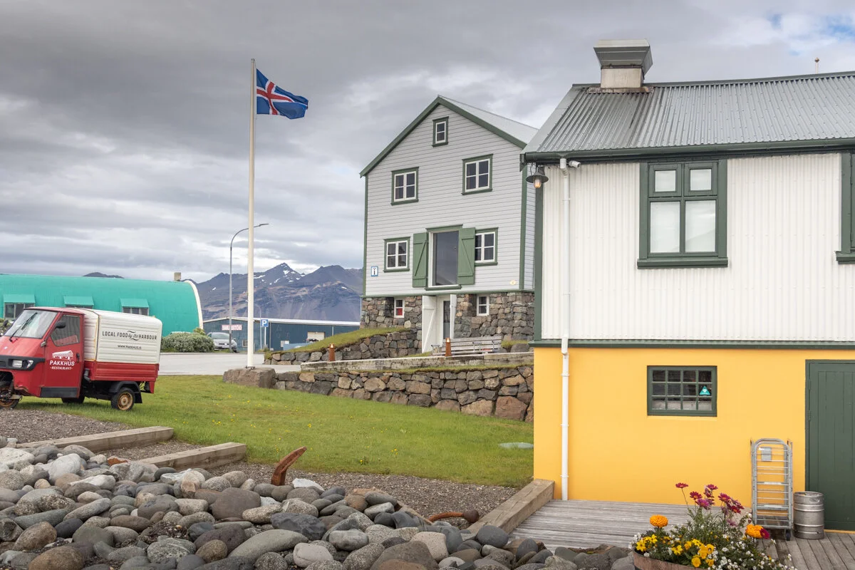 bâtiments et drapeau islandais