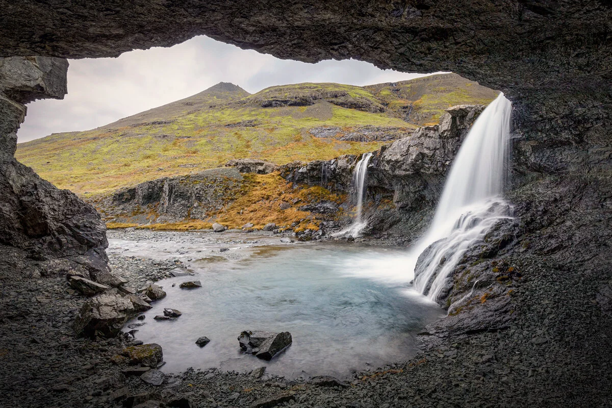 cascade vue de l'intérieur d'une grotte