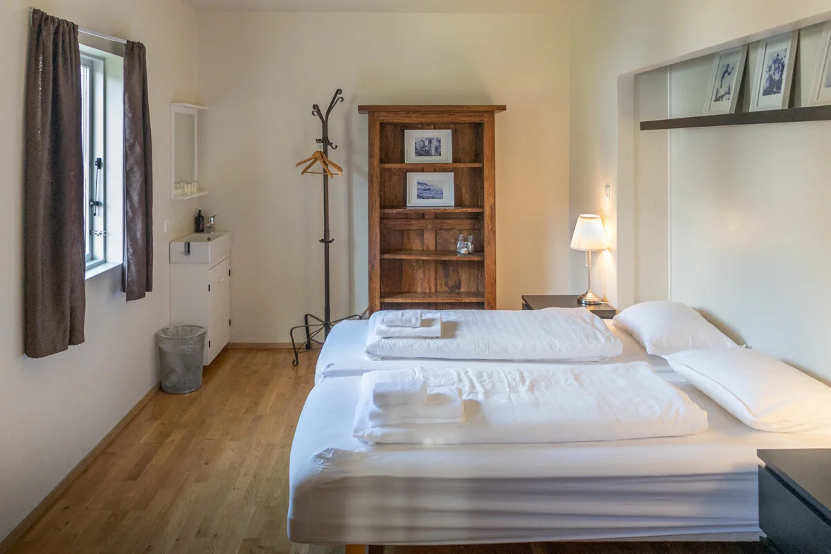 chambre avec deux lits simples et mobilier en bois
