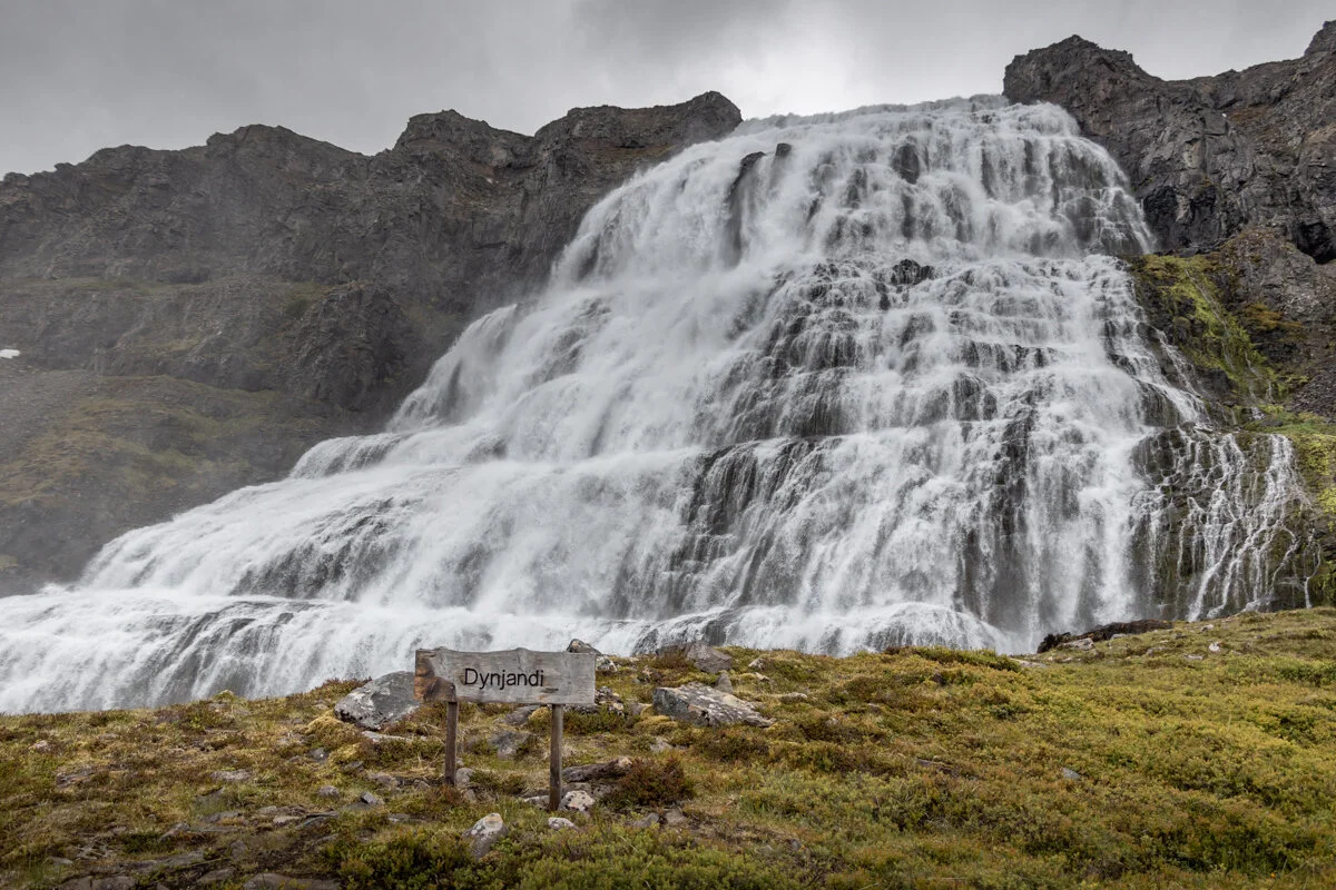 la cascade de Fjallfoss tombant d'une montagne rocheuse