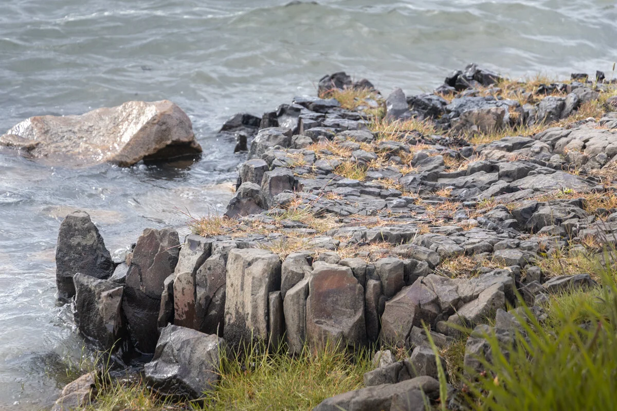 petites colonnes de basalte noir en bordure d'océan