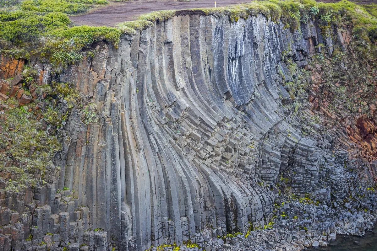 colonnes de basalte hexagonales