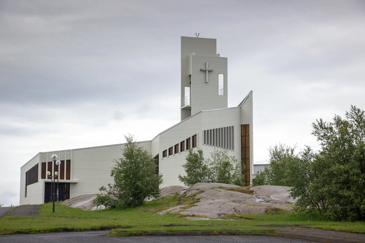 église moderne en béton avec tour et croix