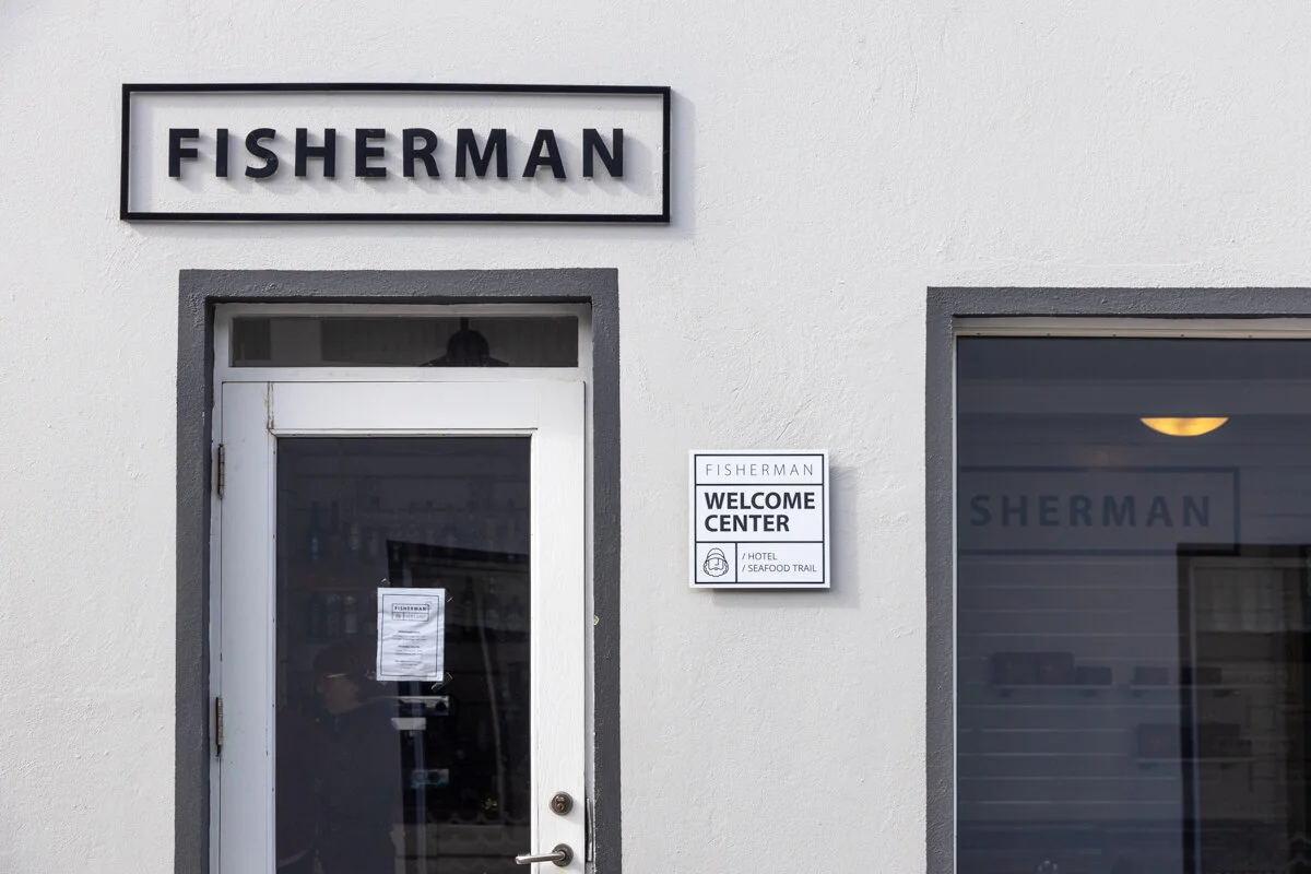 devanture d'un restaurant portant l'enseigne "FISHERMAN"