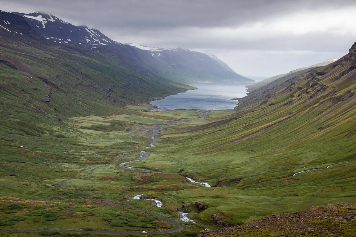 vallée verdoyante avec un fjord au fond
