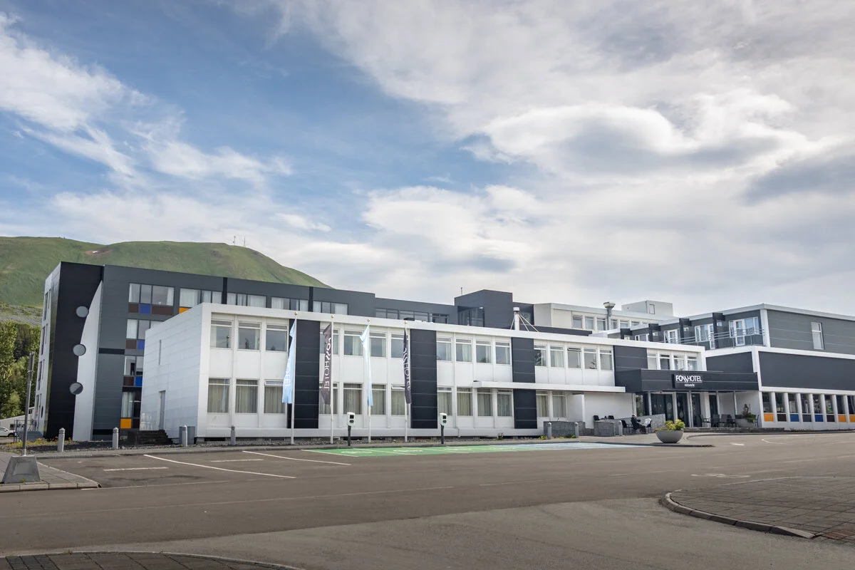 bâtiment moderne fu Fosshotel avec façades blanches et noires