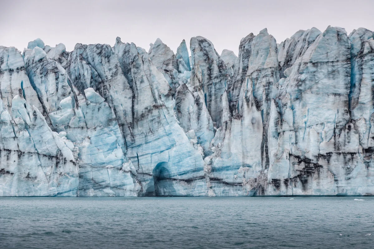 glacier bleu avec falaises de glace surplombant la lagune
