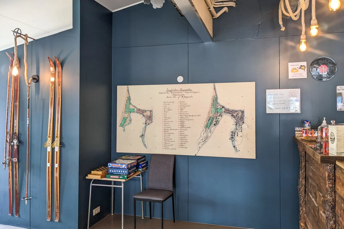 mur bleu marine avec skis, schémas anatomiques et mobilier de rangement