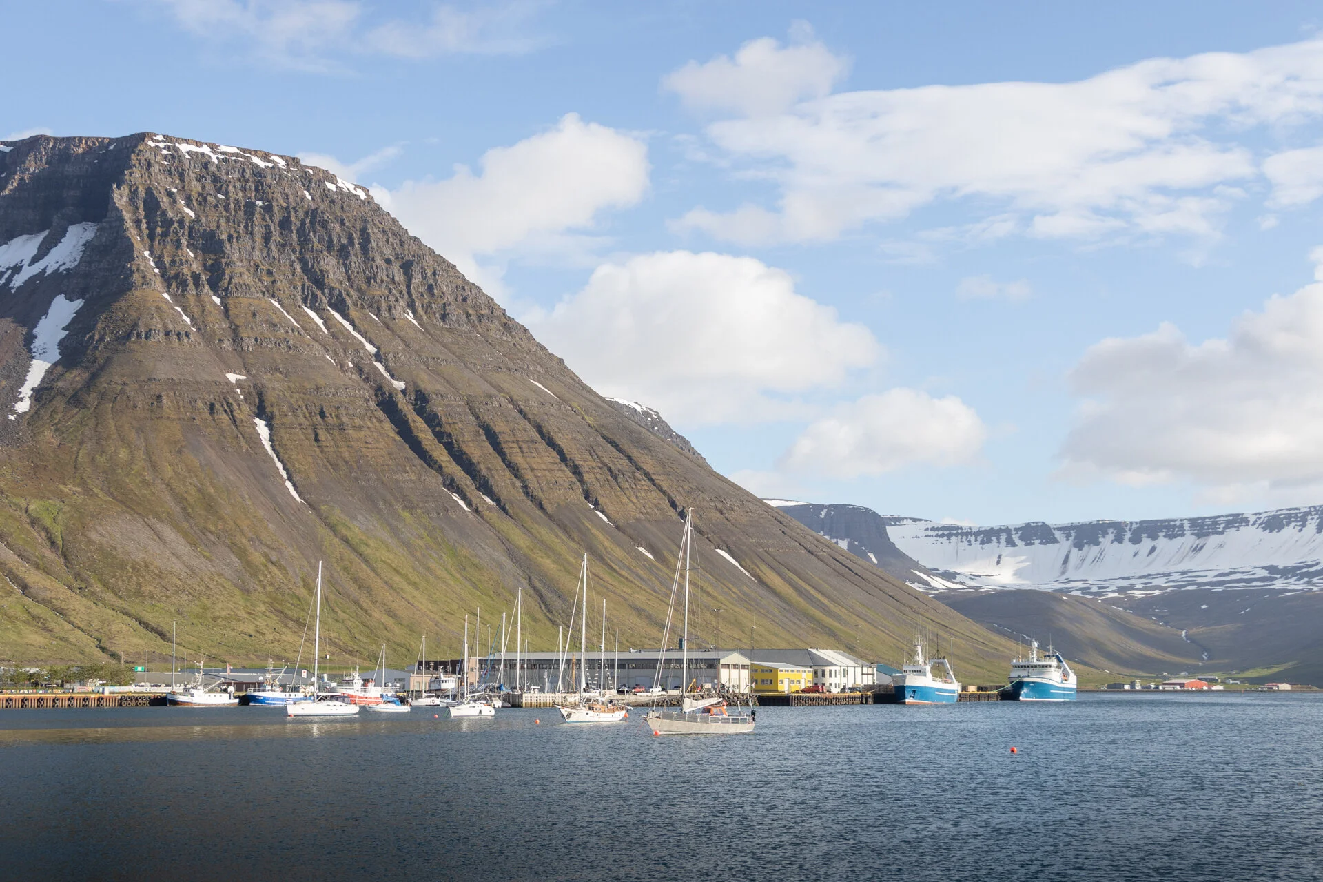 petit port côtier d'Isafjordur avec bateaux et montagne