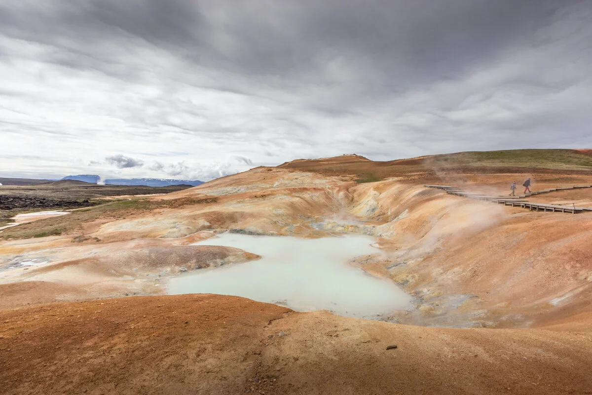 bassin géothermique avec eau turquoise et terres colorées