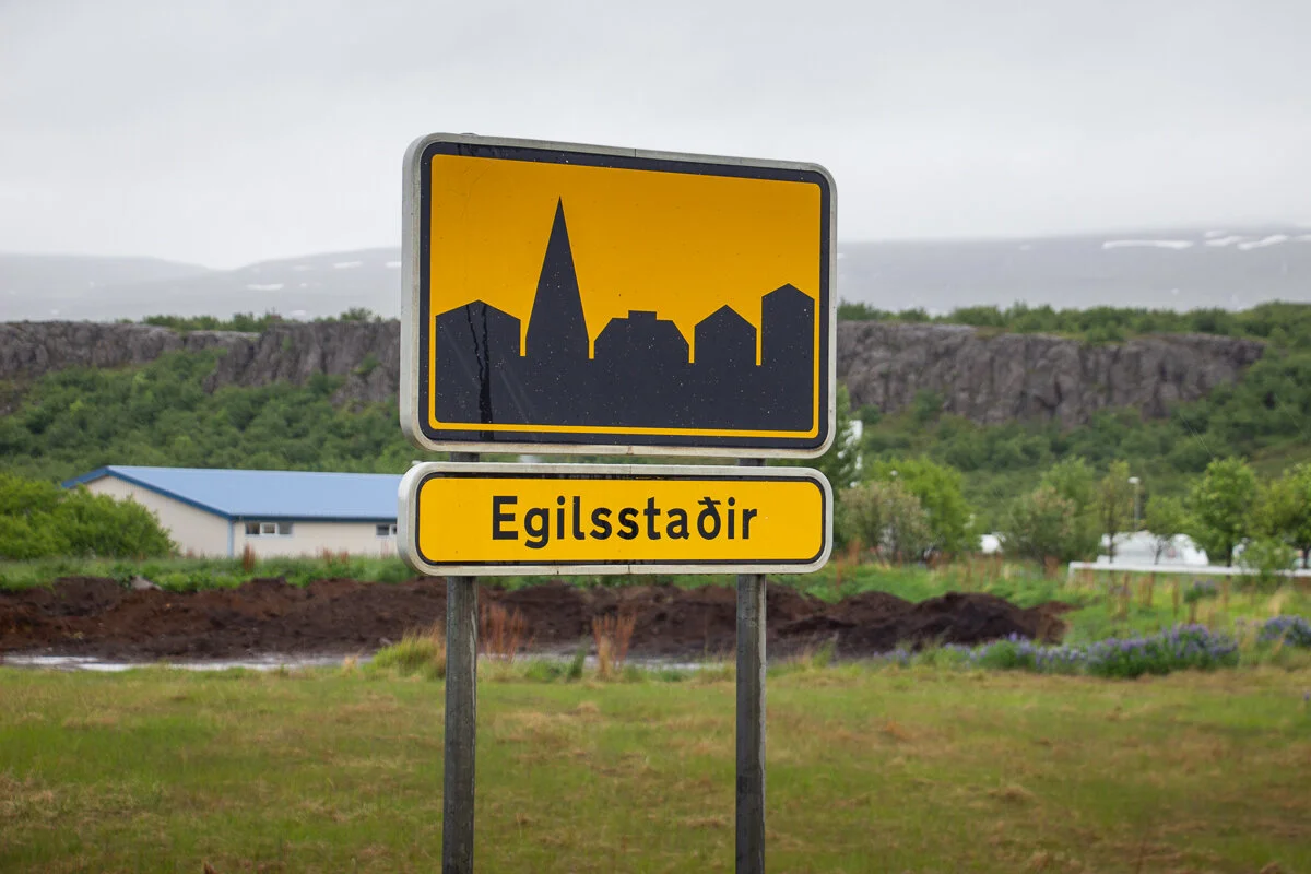 panneau de signalisation routière indiquant l'entrée dans Egilsstadir