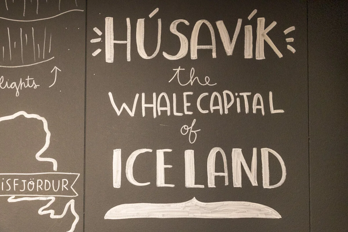 Panneau avec écriture à la craie indiquant que Húsavík est la capitale de la baleine en Islande