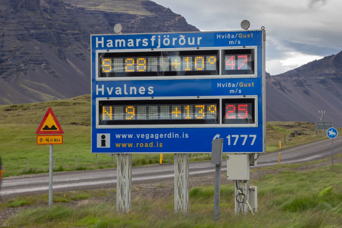 panneau de danger indiquant la vitesse du vent