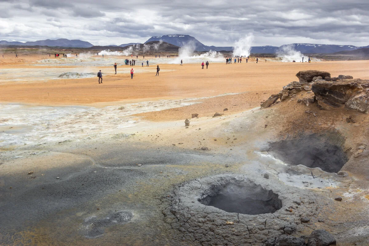 geysers et sources chaudes dans un paysage volcanique