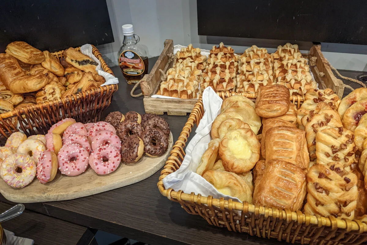 assortiment de biscuits et gâteaux disposés dans des paniers pour le buffet du petit-déjeuner