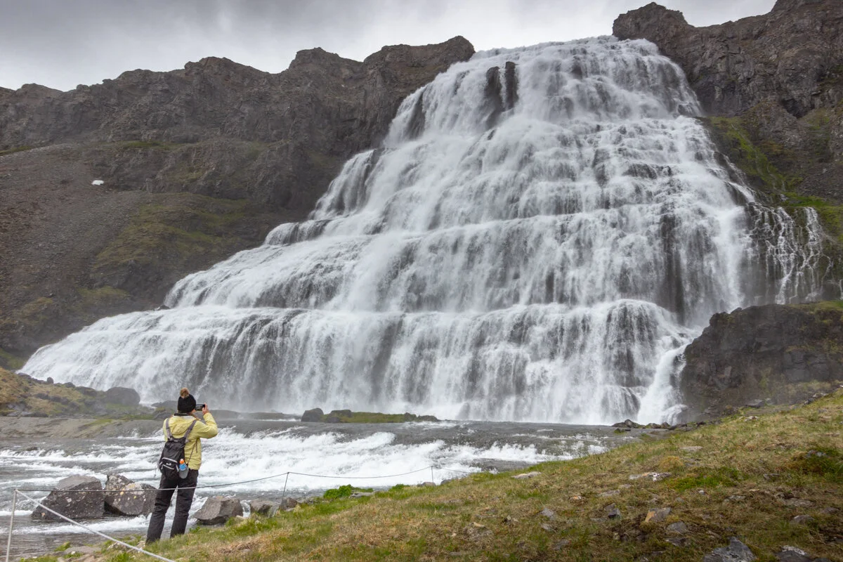 un photographe devant la chute d'eau