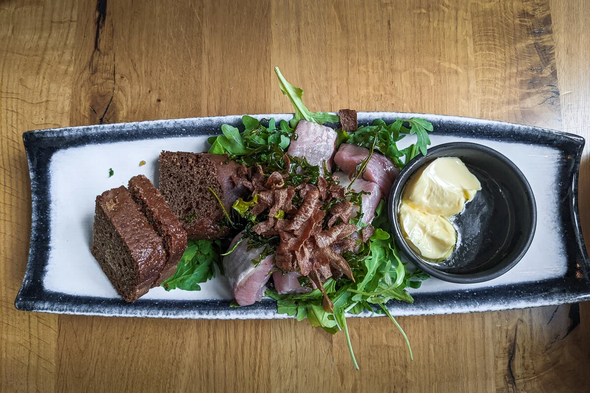 assiette de hareng avec salade et pain