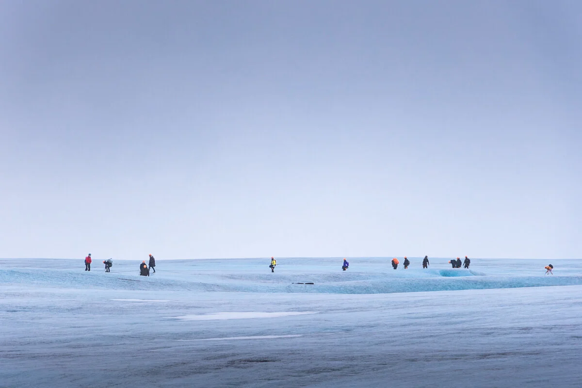 des randonneurs sur un glacier, vus de loin