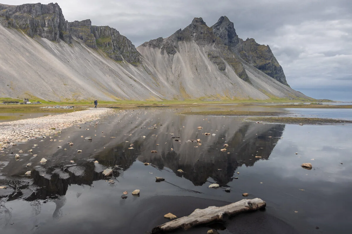 montagne noire de Vestrahorn se reflétant sur l'eau