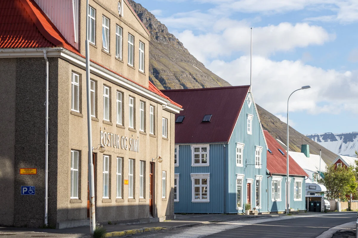 rue avec maisons colorées aux façades peintes
