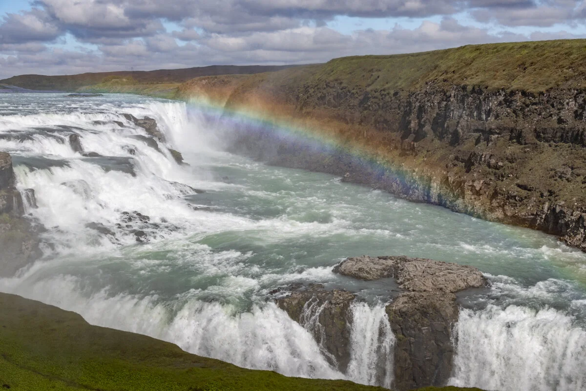 cascade avec arc-en-ciel dans une gorge rocheuse