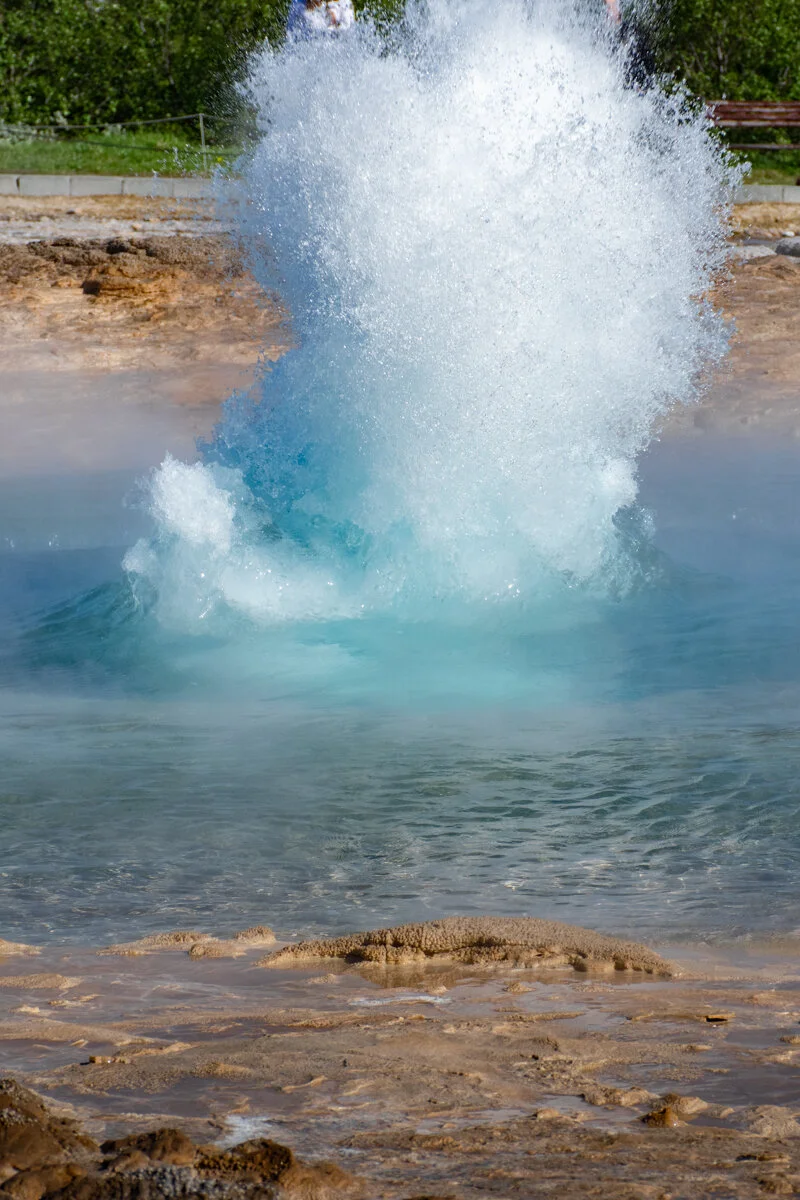 un geyser éjecte de l'eau chaude et de la vapeur