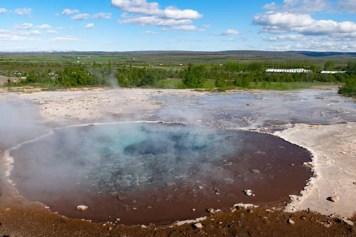 source d'eau chaude géothermale avec bassin minéral coloré