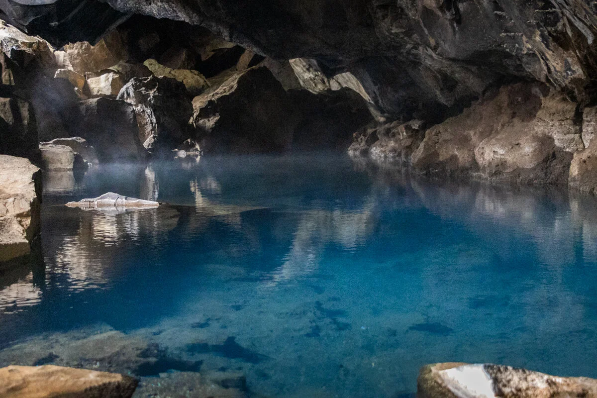 lac souterrain aux eaux turquoise dans une grotte