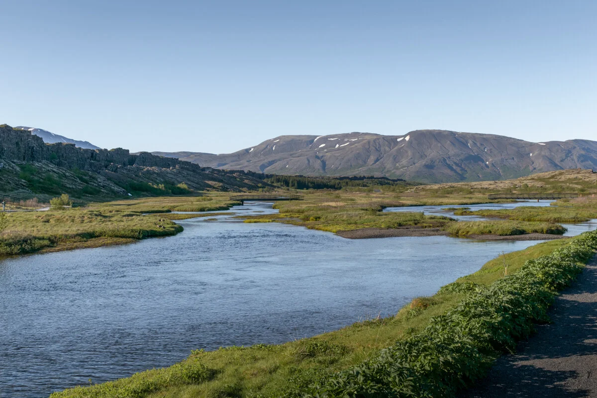 lac dans la vallée de Thingvellir avec montagnes en arrière-plan
