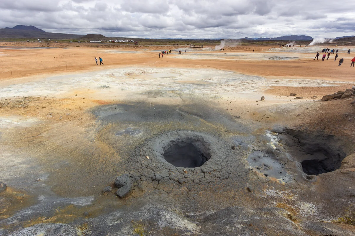 geysers et sources chaudes dans un paysage volcanique