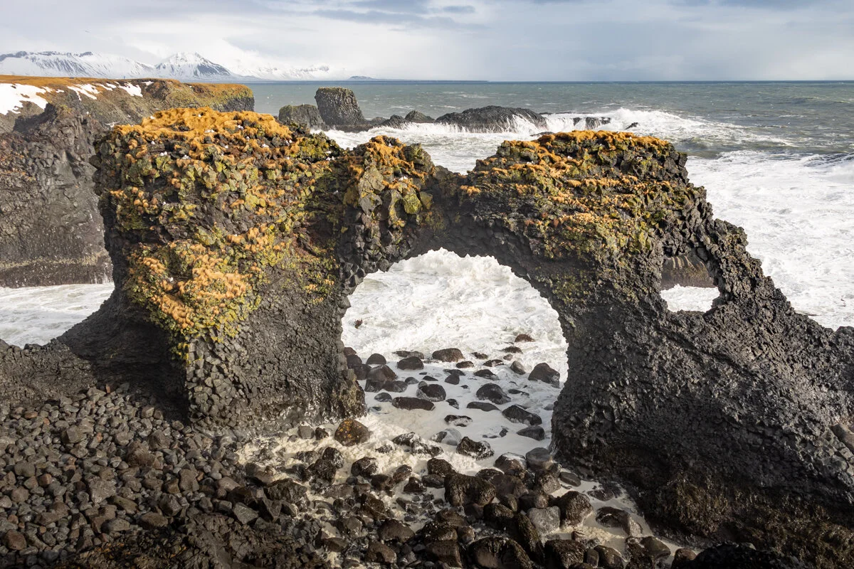 rocher avec arche naturelle sur la côte