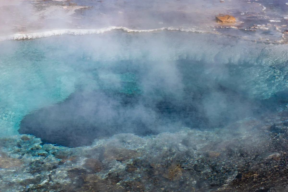 source géothermale avec vapeur et eau turquoise