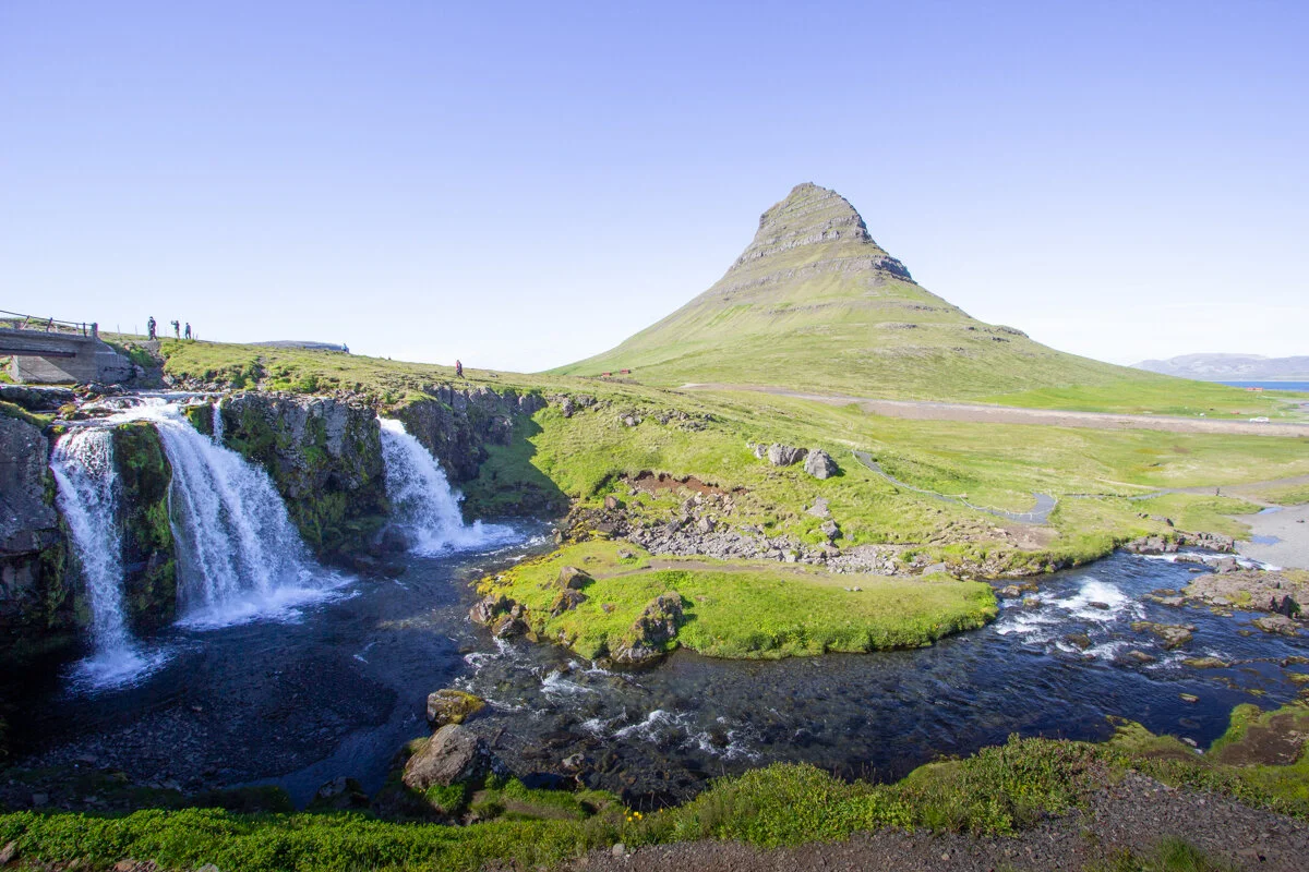la cascade de Kirkjufellsfoss et la Kirkjufell au fond