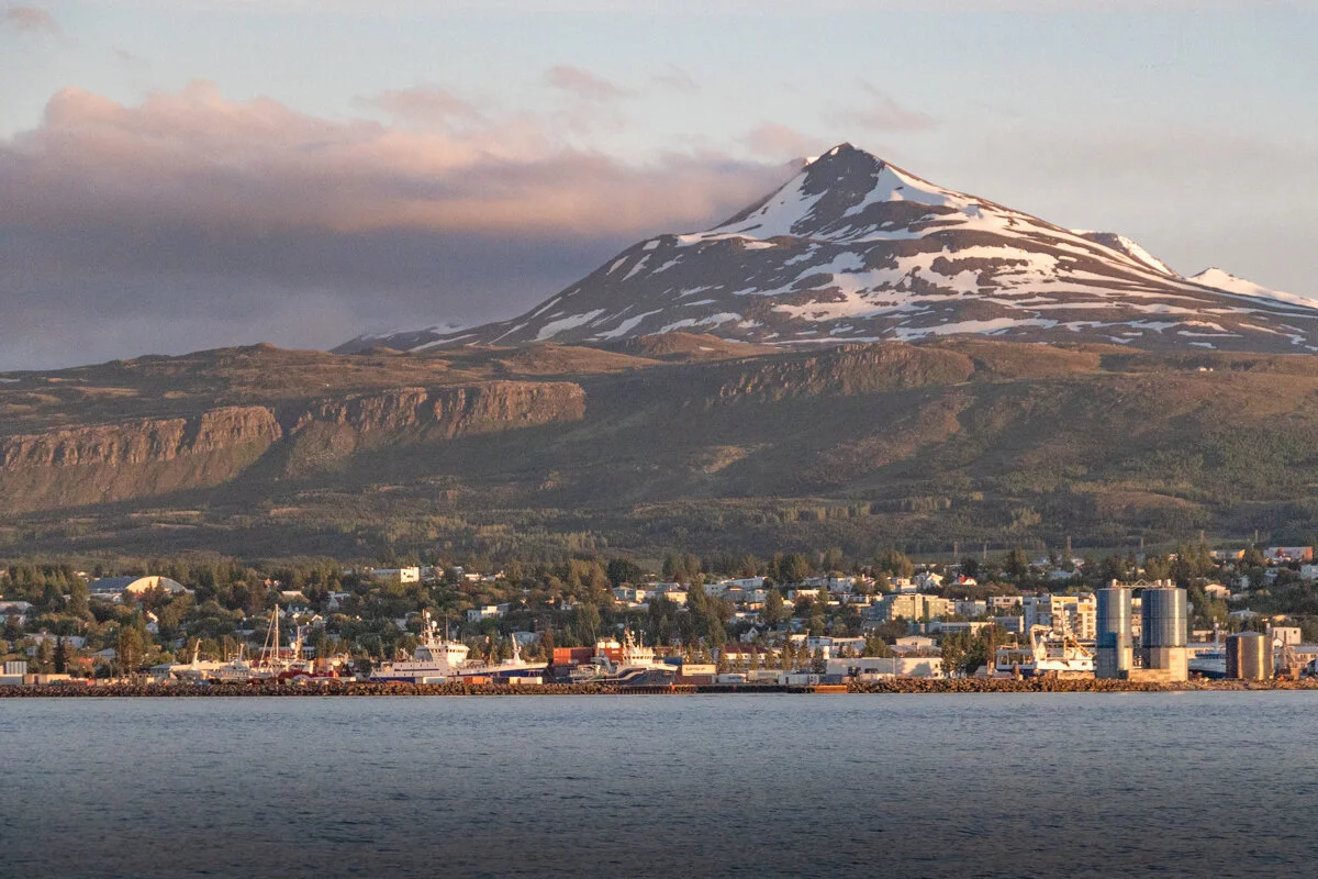 panorama sur Akureyri vue depuis le fjord, avec une montagne enneigée au fond