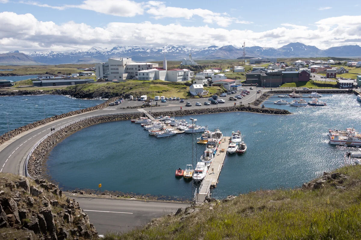 panorama sur Stykkisholmur avec des bateaux de pêche amarrés