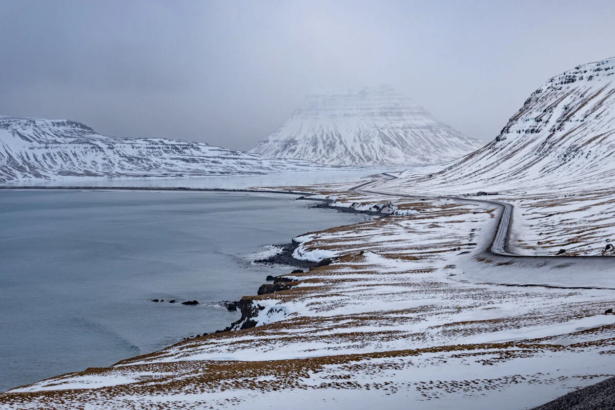 paysage côtier enneigé avec montagnes et fjord gelé
