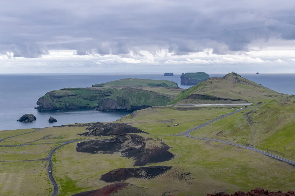 paysage côtier montagneux à Vestmann avec îles