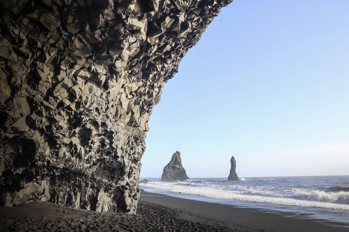 vue sur des formations rocheuses depuis une grotte côtière