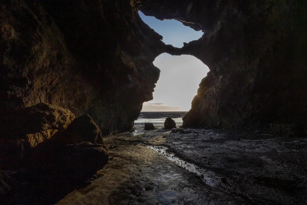 vue depuis l'intérieur d'une grotte côtière dont l'entrée rappelle la forme de Yoda