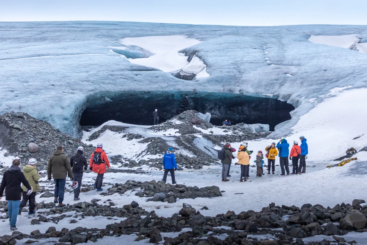 groupe de touristes se dirigeant vers l'entrée d'une ice cave