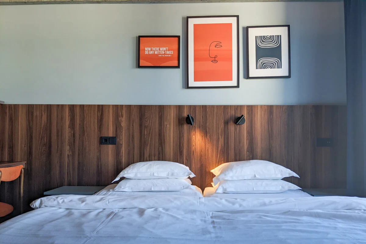 lit double avec une de lit en bois