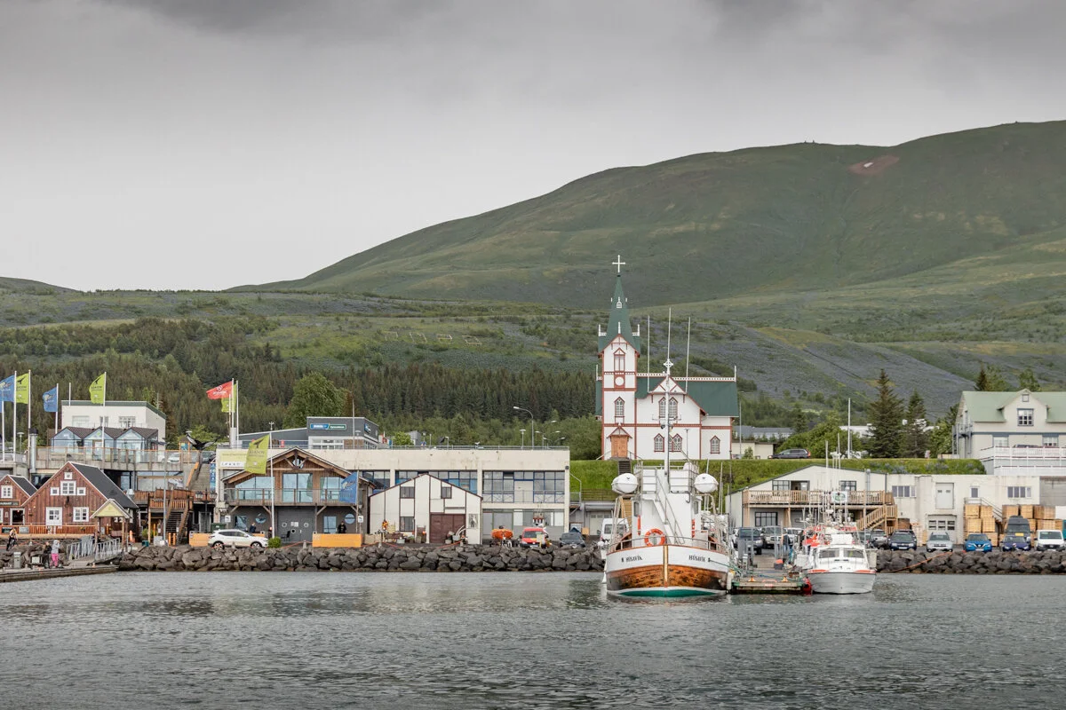 Husavik avec son église et montagnes en arrière-plan, vus depuis la baie