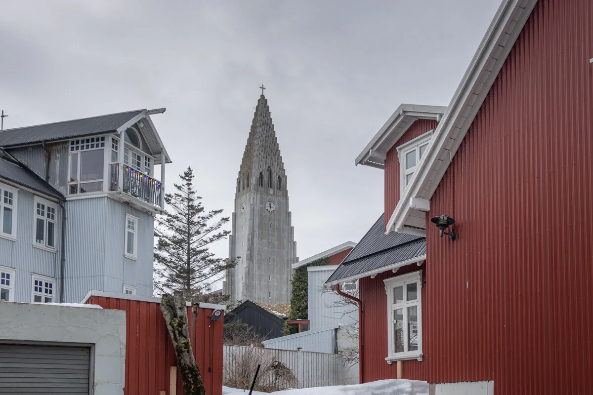 église entourée de maisons rouges et grises