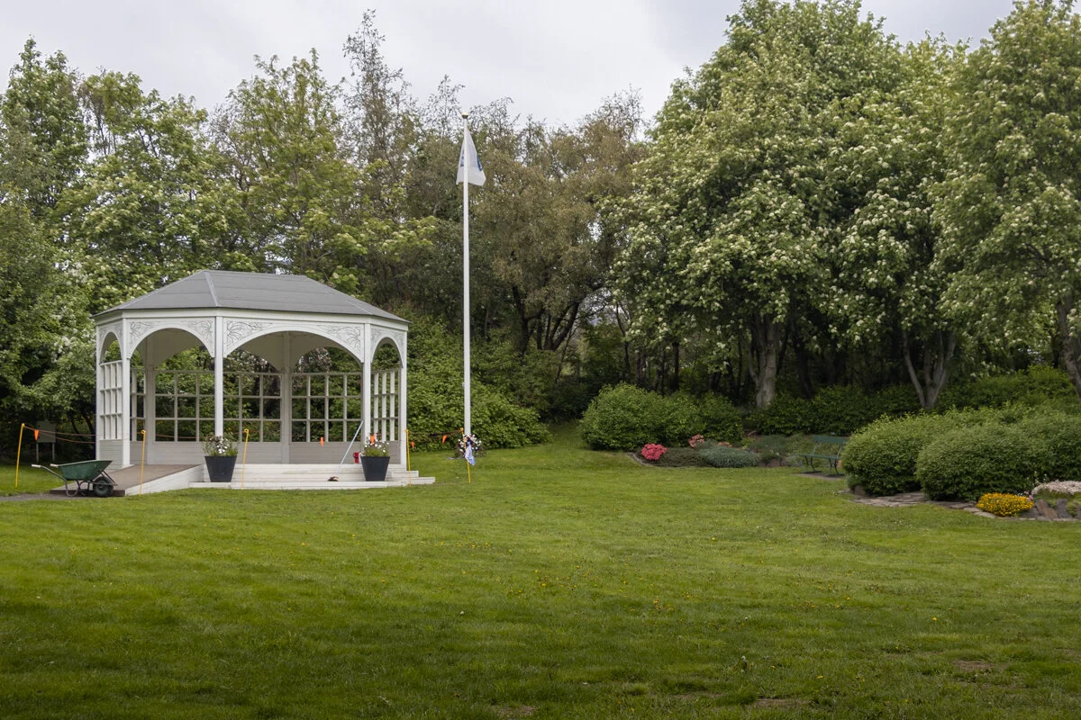 pavillon blanc avec arches dans un parc