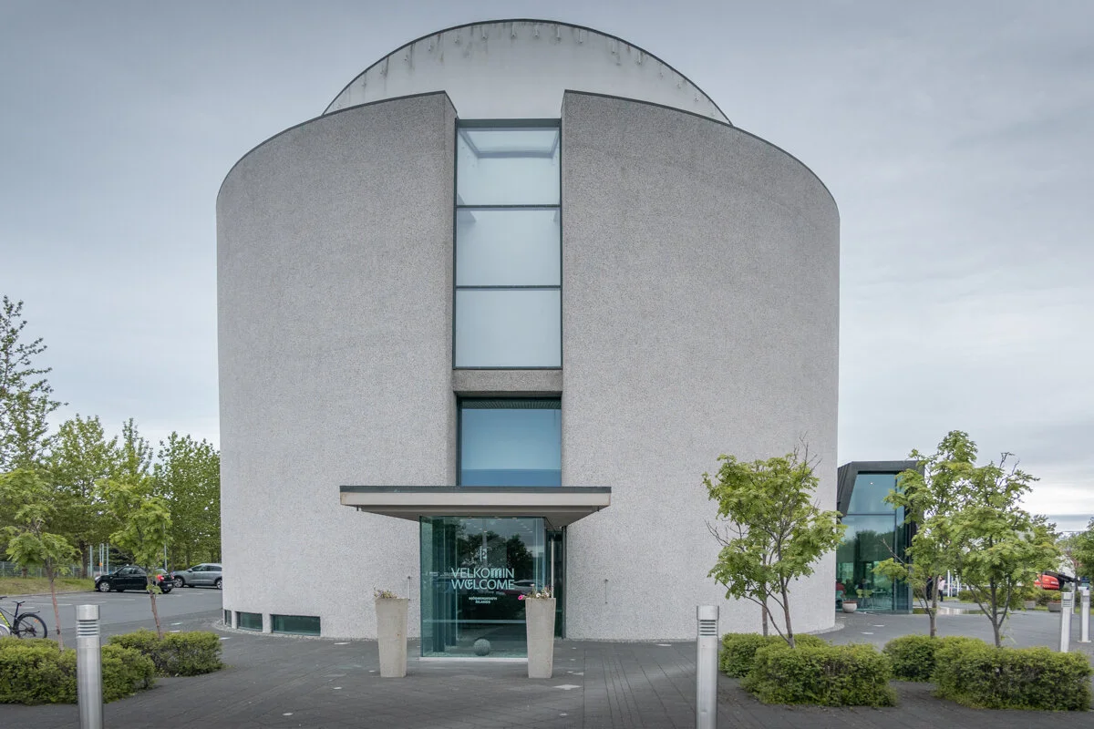 bâtiment cylindrique moderne du musée national