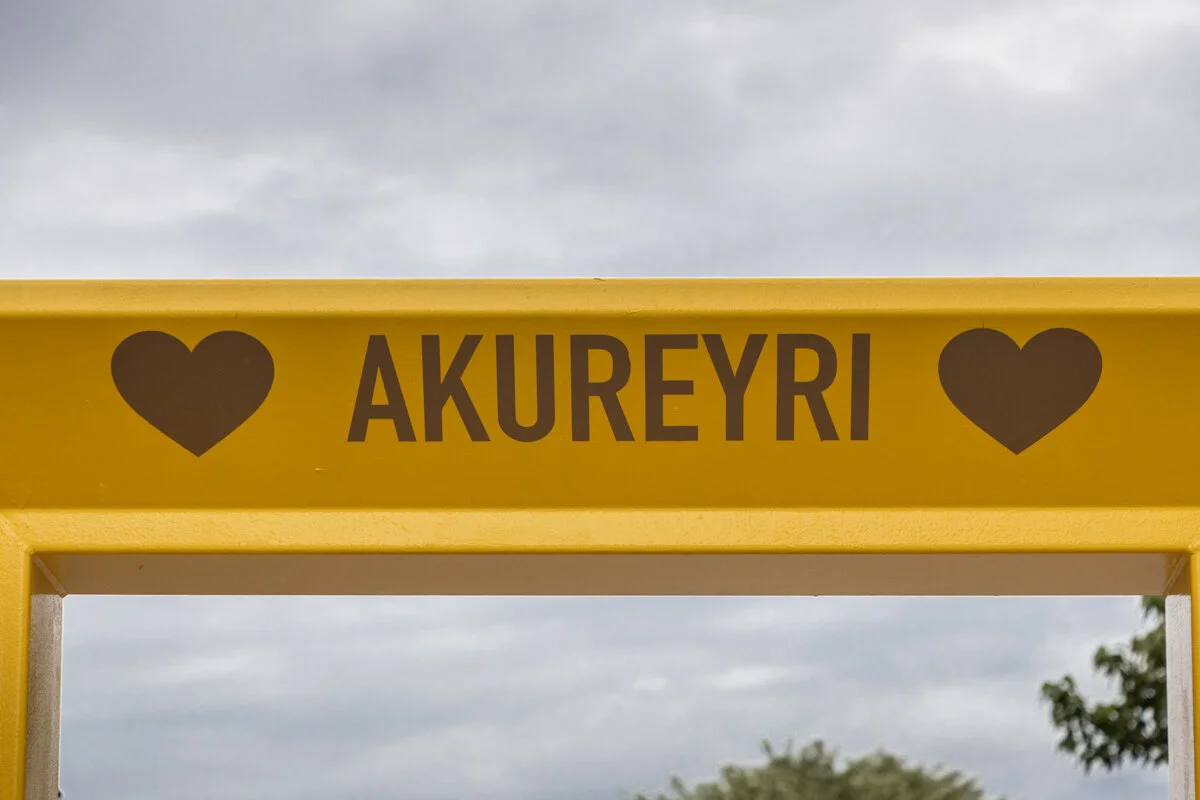 Panneau jaune de Akureyri avec des cœurs